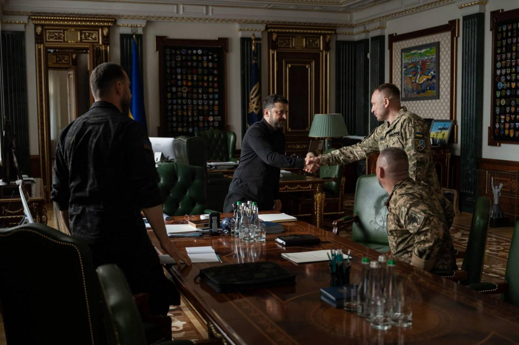 Ukrajinsk&yacute; prezident Volodyr Zelenskyj a nov&yacute; hlavn&yacute; veliteľ ukrajinsk&yacute;ch ozbrojen&yacute;ch s&iacute;l Mychajlo Drapatyj si pod&aacute;vaj&uacute; ruky poča stretnutia v Kyjeve. FOTO TASR/AP