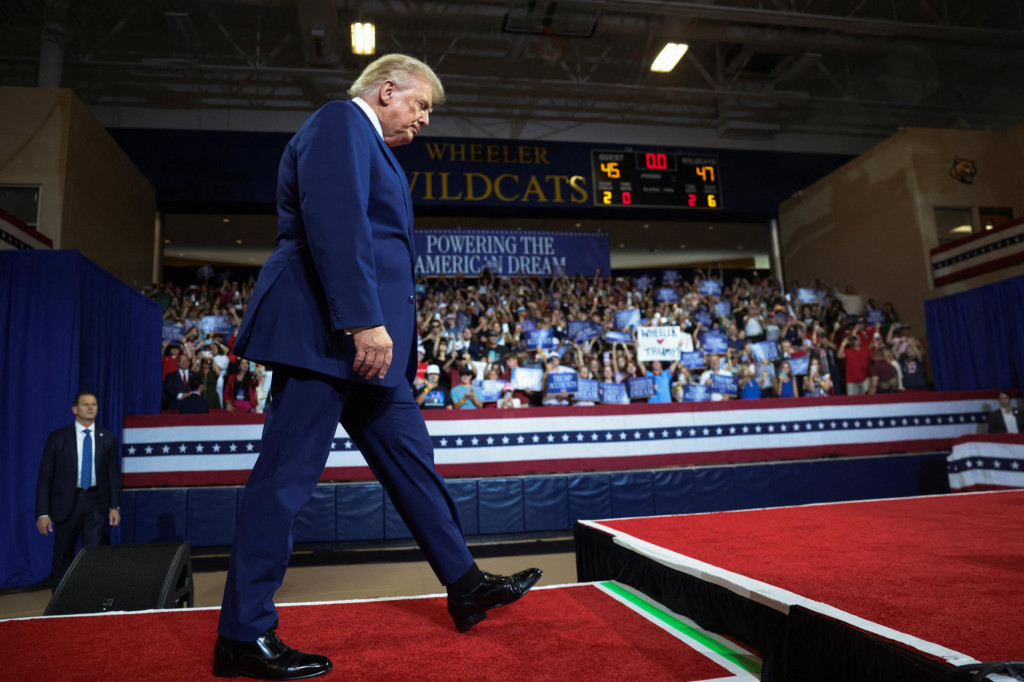 Snemovňa v pomere hlasov 214 ku 208 do veľkej miery symbolicky vyzvala Trumpa, aby požiadal Kongres o s&uacute;hlas s pokračovan&iacute;m vedenia vojny s Ir&aacute;nom. FOTO: Reuters