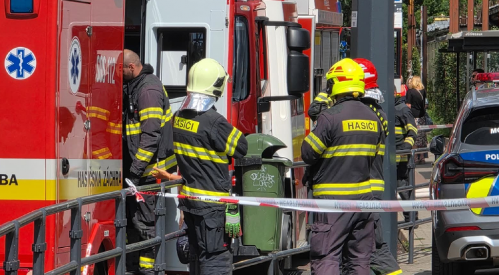 Hasiči zasahuj&uacute; na bratislavskom trhovisku. FOTO: TV JOJ