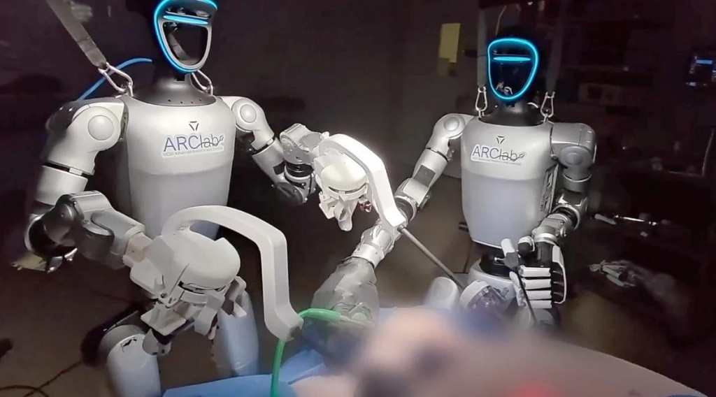 Humanoidn&eacute; roboty počas oper&aacute;cie.