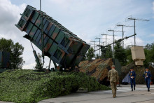 Ukrajinsk&iacute; vojaci kr&aacute;čaj&uacute; vedľa odpaľovacieho zariadenia syst&eacute;mu protivzdu&scaron;nej obrany Patriot. FOTO: Reuters