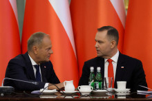 Poľsk&yacute; premi&eacute;r Donald Tusk s prezidentom Karolom Nawrock&yacute;m. FOTO: Reuters