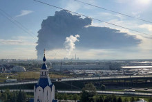 Z horiaceho skladu Wildberries sa val&iacute; dym po &uacute;toku ukrajinsk&eacute;ho dronu v Petrohrade. FOTO: Reuters