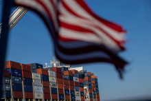 Obchodn&aacute; politika administrat&iacute;vy americk&eacute;ho prezidenta Donalda Trumpa je zameran&aacute; najm&auml; na zdaňovanie dovozu a cl&aacute;, ktor&uacute; presadzuje aj napriek zru&scaron;eniu Najvy&scaron;&scaron;&iacute;m s&uacute;dom USA. FOTO: REUTERS