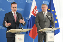 Sprava premi&eacute;r Robert Fico a minister pr&aacute;ce a soci&aacute;lnych vec&iacute; Erik Tom&aacute;&scaron;.  FOTO:TASR/P. Neubauer