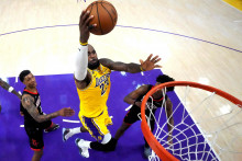 &Scaron;tyridsaťjedenročn&yacute; LeBron James bol po vypr&scaron;an&iacute; kontraktu s Los Angeles Lakers voľn&yacute; hr&aacute;č. FOTO: Reuters