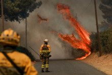 Hasiči pracuj&uacute; na boji s lesn&yacute;m požiarom, ktor&yacute; postihuje Kast&iacute;liu a Le&oacute;n v &Scaron;panielsku. FOTO: Reuters