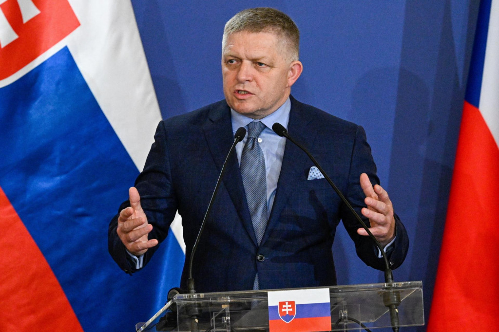 Slovensk&yacute; premi&eacute;r Robert Fico. FOTO: TASR/DUNA/MTI/Robert Hegedus
