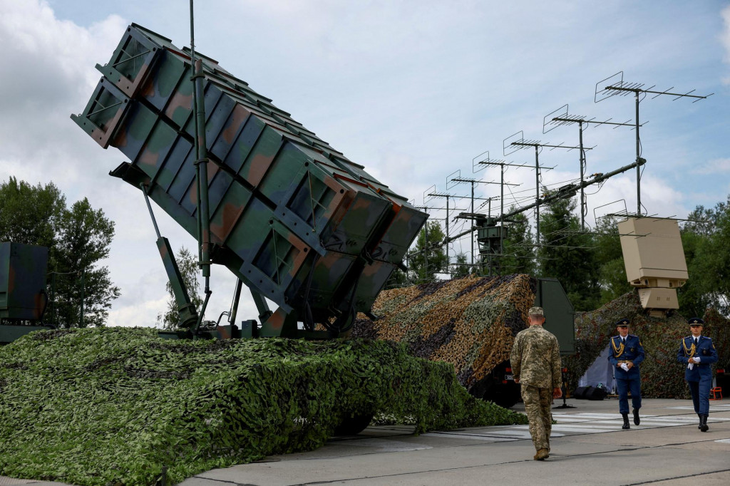 Ukrajinsk&iacute; vojaci kr&aacute;čaj&uacute; vedľa odpaľovacieho zariadenia syst&eacute;mu protivzdu&scaron;nej obrany Patriot. FOTO: Reuters