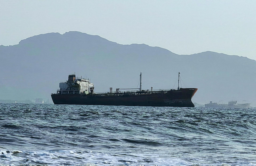 Trhy reaguj&uacute; na inform&aacute;cie jemensk&yacute;ch povstalcov h&uacute;s&iacute;ovcov, že zasiahli dva saudsk&eacute; tankery v Červenom mori. FOTO: Reuters