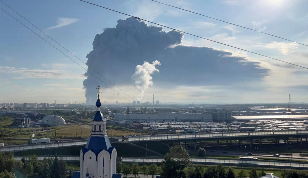 Z horiaceho skladu Wildberries sa val&iacute; dym po &uacute;toku ukrajinsk&eacute;ho dronu v Petrohrade. FOTO: Reuters