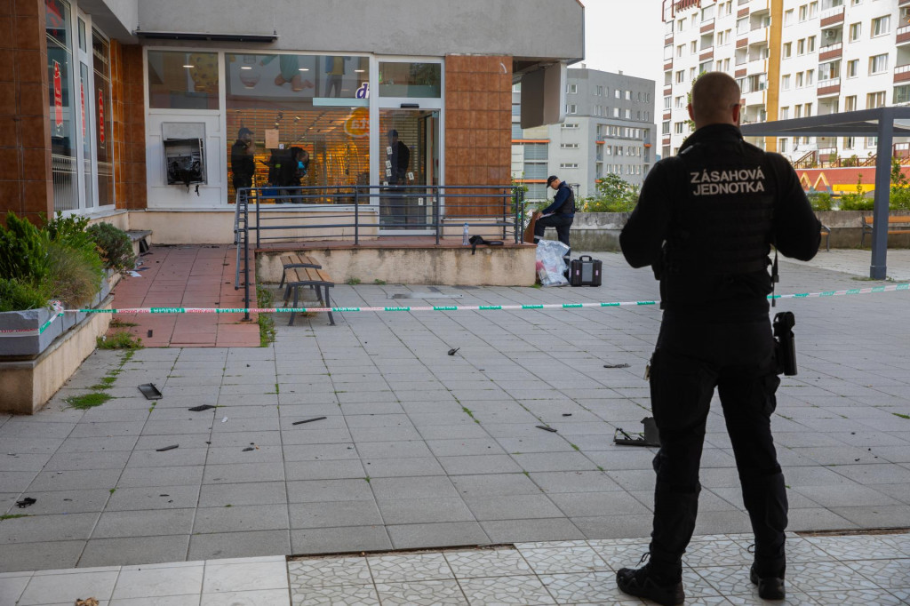 Obyvateľov bratislavsk&yacute;ch Dlh&yacute;ch dielov zobudila v skor&yacute;ch rann&yacute;ch hodin&aacute;ch siln&aacute; expl&oacute;zia. Na N&aacute;mest&iacute; Ľudov&iacute;ta Fullu do&scaron;lo k odp&aacute;leniu bankomatu. FOTO: MAFRA/Miroslava Spodniakov&aacute;