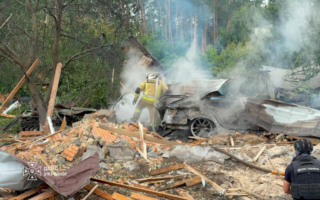 Na sn&iacute;mke miesto rusk&eacute;ho dronov&eacute;ho &uacute;toku v Kyjevskej oblasti. FOTO: TASR/AP