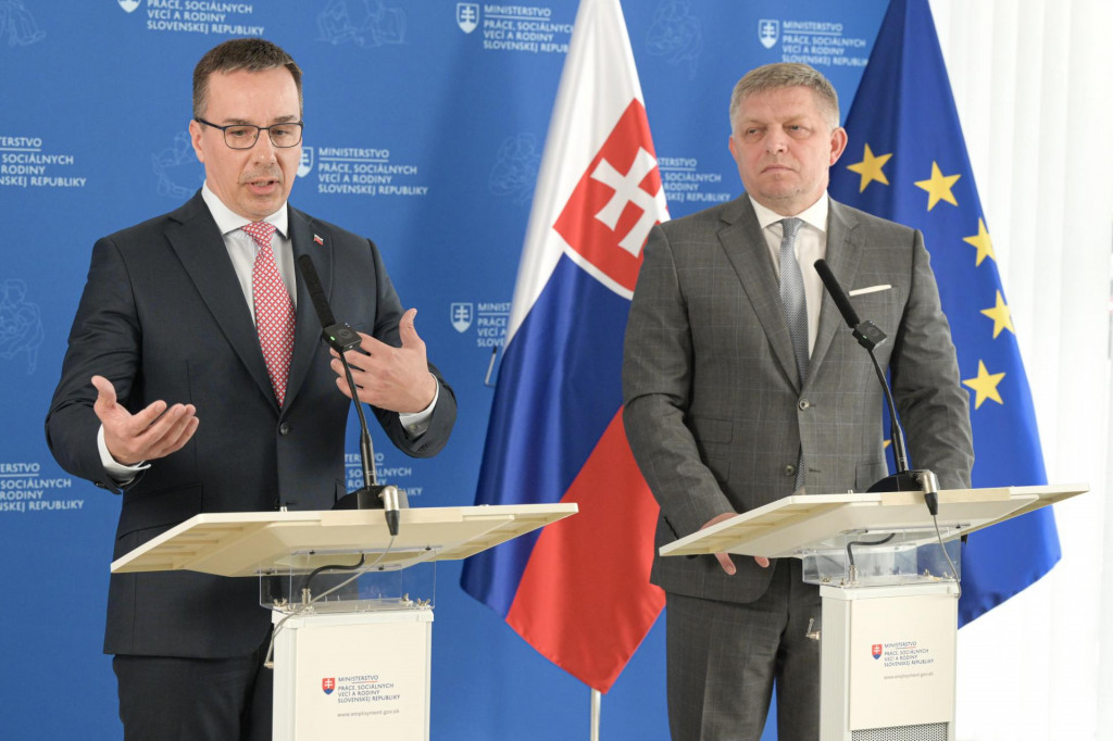 Sprava premi&eacute;r Robert Fico a minister pr&aacute;ce a soci&aacute;lnych vec&iacute; Erik Tom&aacute;&scaron;.  FOTO:TASR/P. Neubauer