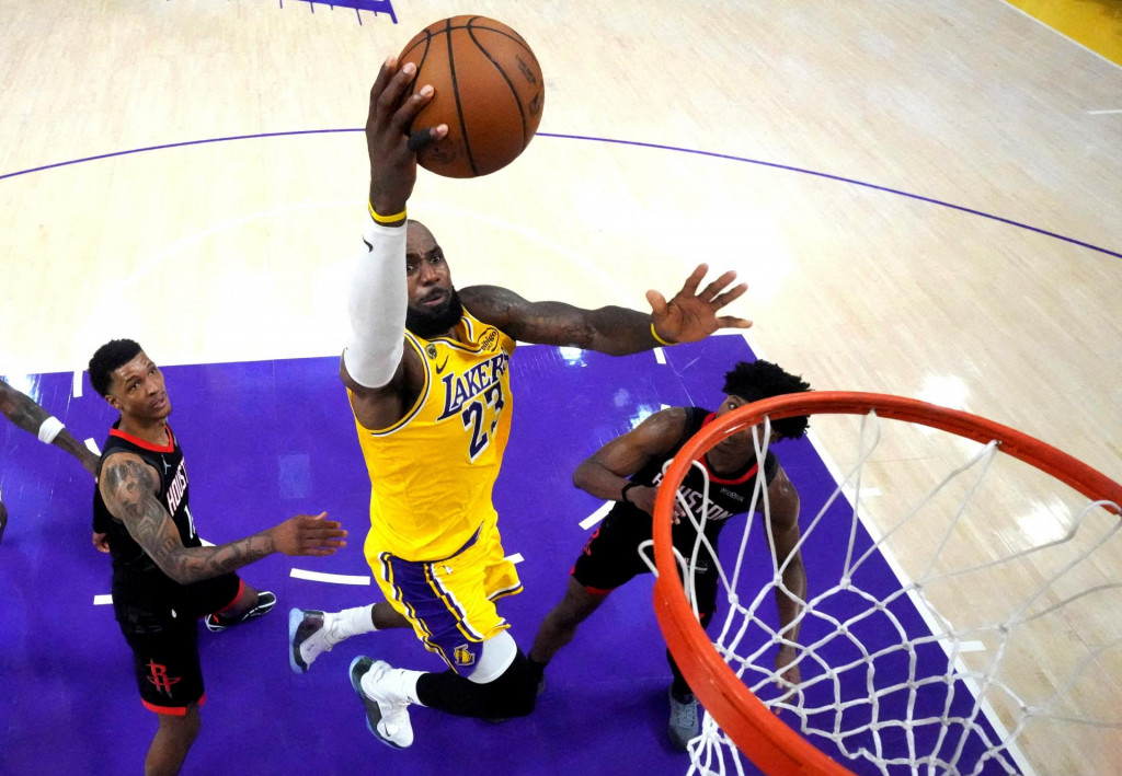 &Scaron;tyridsaťjedenročn&yacute; LeBron James bol po vypr&scaron;an&iacute; kontraktu s Los Angeles Lakers voľn&yacute; hr&aacute;č. FOTO: Reuters