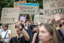 Protesty proti odvolaniu ministra na Ukrajine. FOTO: REUTERS