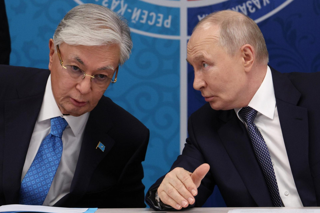 Kaza&scaron;sk&yacute; prezident Kasym-Žomart Tokajev (vľavo) a rusk&yacute; prezident Vladimir Putin diskutuj&uacute; na summite Ruska a Kazachstanu, ktor&yacute; sa konal v sib&iacute;rskom Omsku v sobotu 25. j&uacute;la 2026.
