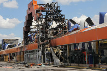 &Uacute;der na hypermarket v meste Kryvyj Rih sp&ocirc;sobil rozsiahly požiar, ktor&eacute;ho plamene zachv&aacute;tili plochu vy&scaron;e 16-tis&iacute;c metrov &scaron;tvorcov&yacute;ch. FOTO: REUTERS