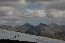 Trom horolezcom sa v snehovej b&uacute;rke podarilo zost&uacute;piť z hory. FOTO: REUTERS
