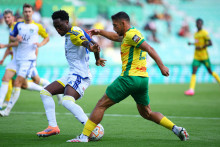 Na sn&iacute;mke v popred&iacute; sprava Kristi&aacute;n Bari (Žilina) a Osman Jovan Kakay (Ko&scaron;ice) bojuj&uacute; o loptu v z&aacute;pase 1. kola futbalovej Nik&eacute; ligy medzi M&Scaron;K Žilina - FC Ko&scaron;ice. FOTO: TASR/Daniel Stehl&iacute;k