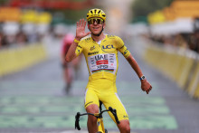 Tadej Pogačar v cieľovej rovinke poslednej etapy Tour de France. FOTO: REUTERS