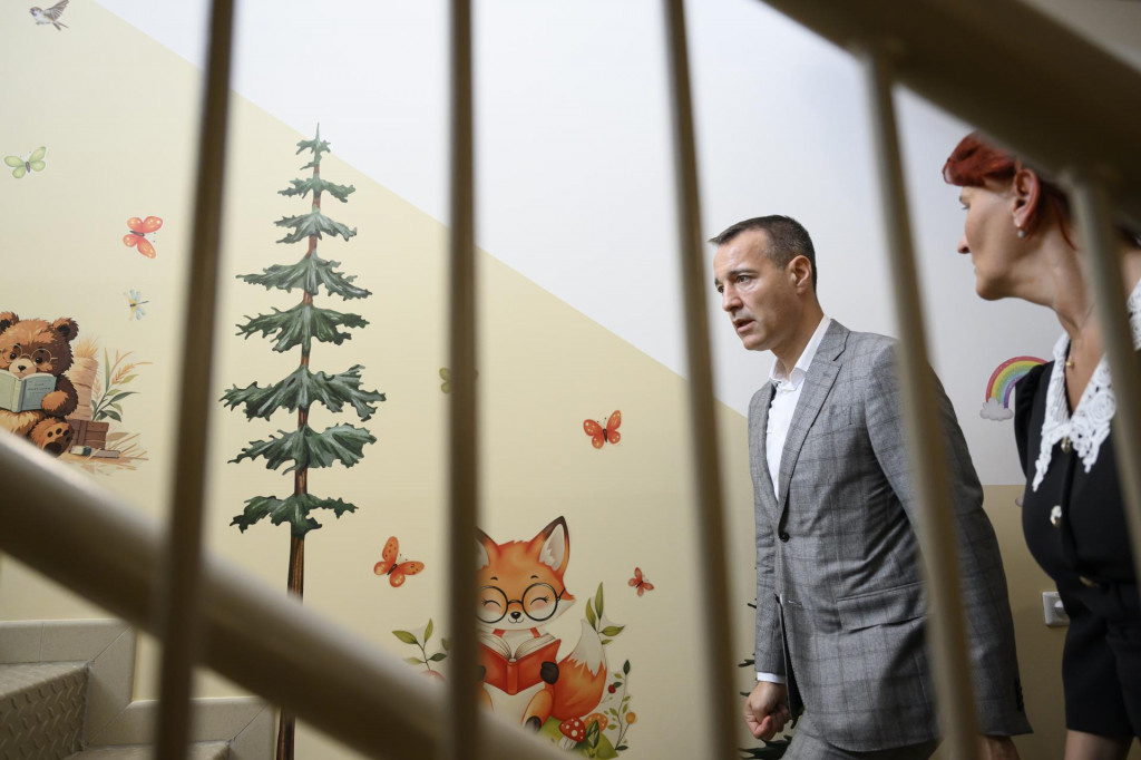 Na sn&iacute;mke vľavo minister &scaron;kolstva, v&yacute;skumu, v&yacute;voja a ml&aacute;deže Tom&aacute;&scaron; Drucker (Hlas-SD) si prezer&aacute; novovybudovan&eacute; priestory Z&aacute;kladnej &scaron;koly v obci Hranovnica v okrese Poprad. FOTO: TASR/Michal Sv&iacute;tok