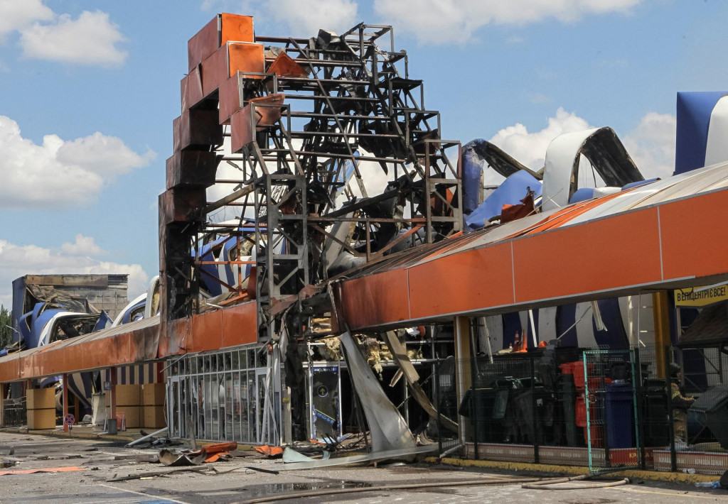 &Uacute;der na hypermarket v meste Kryvyj Rih sp&ocirc;sobil rozsiahly požiar, ktor&eacute;ho plamene zachv&aacute;tili plochu vy&scaron;e 16-tis&iacute;c metrov &scaron;tvorcov&yacute;ch. FOTO: REUTERS