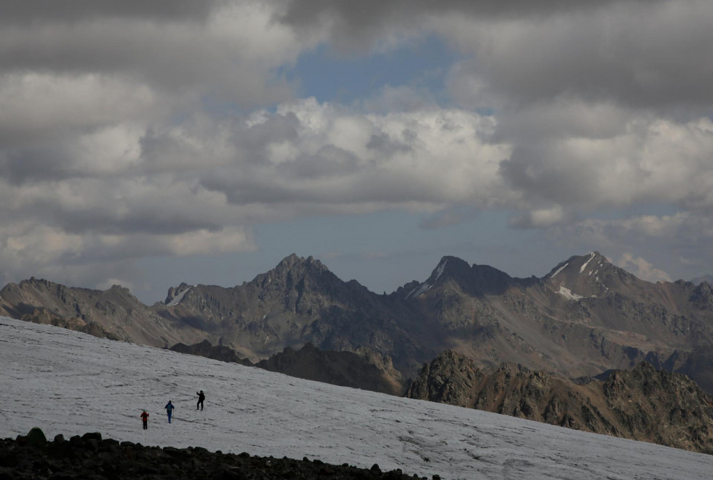 Trom horolezcom sa v snehovej b&uacute;rke podarilo zost&uacute;piť z hory. FOTO: REUTERS