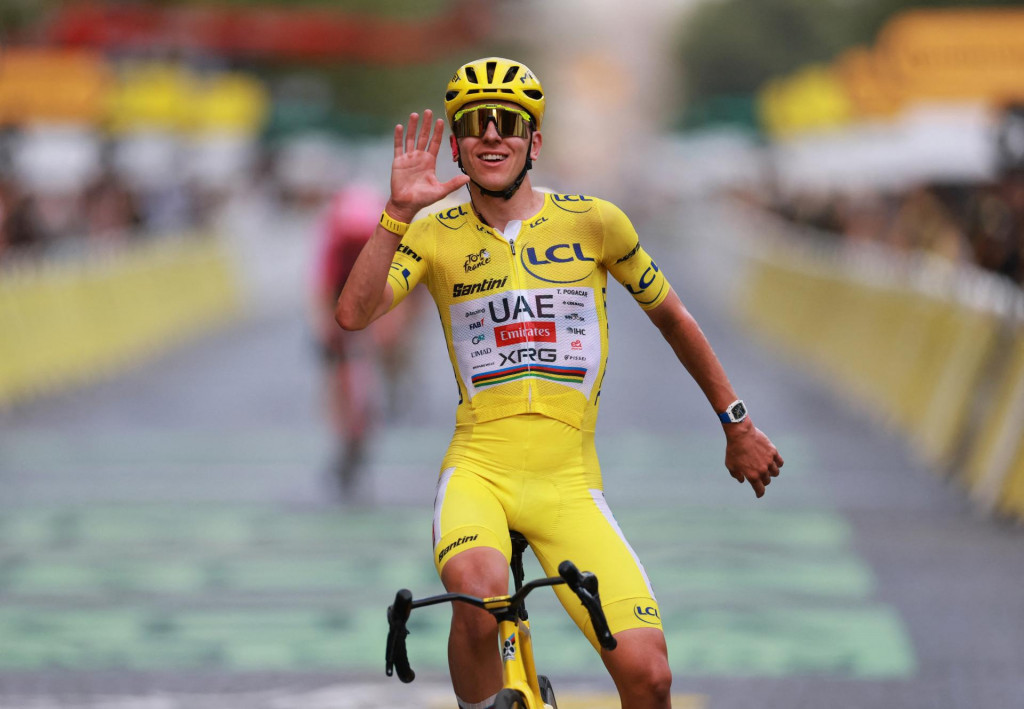 Tadej Pogačar v cieľovej rovinke poslednej etapy Tour de France. FOTO: REUTERS
