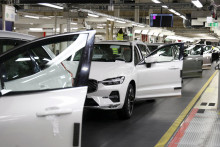 Na sn&iacute;mke je pripravovan&aacute; vlajkov&aacute; loď spoločnosti Volvo Cars, stredne veľk&eacute; elektrick&eacute; SUV Volvo EX60. Model zi&scaron;iel tento rok na jar z mont&aacute;žnej linky v G&ouml;teborgu. Na podobn&yacute; moment si modely z bud&uacute;cej fabriky Volva pri Ko&scaron;iciach musia e&scaron;te počkať.

FOTO: REUTERS