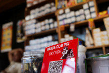 Men&scaron;ia prev&aacute;dzka, ktor&aacute; prijme mesačne 100 platieb s priemernou hodnotou 20 eur, by napr&iacute;klad mohla u&scaron;etriť na poplatkoch za termin&aacute;l a transakci&aacute;ch ročne okolo 500 eur. FOTO: Reuters