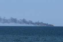 Dym st&uacute;pa z horiacej lode pri Odese na Ukrajine. FOTO: Reuters