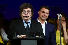 Argent&iacute;nsky prezident Javier Milei hovor&iacute; vedľa braz&iacute;lskeho sen&aacute;tora Flavia Bolsonara, ktor&yacute; m&aacute; byť vyhl&aacute;sen&yacute; za kandid&aacute;ta na prezidenta Braz&iacute;lie. FOTO: Reuters