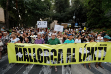 Demon&scaron;tranti nes&uacute; transparent počas protestu proti masov&eacute;mu turizmu v Palme de Mallorca. FOTO: Reuters