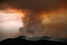 Dym st&uacute;pa z lesn&eacute;ho požiaru v Betxi v &Scaron;panielsku. FOTO: Reuters