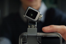 Honor sa s telef&oacute;nom pok&uacute;&scaron;a prenikn&uacute;ť do sveta filmu. FOTO: YouTube/UK HONOR