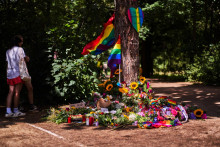 Kvety a d&uacute;hov&eacute; vlajky s&uacute; položen&eacute; na pietnom mieste po sobotňaj&scaron;om &uacute;toku na pochode za pr&aacute;va komunity LGBT+ v Berl&iacute;ne. FOTO: TASR/AP