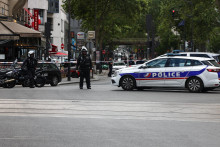 Pol&iacute;cia stoj&iacute; na str&aacute;ži pri uzavretej oblasti po &uacute;toku nožom neďaleko Porte de Clichy v Par&iacute;ži. FOTO: Reuters