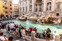 Do fotn&aacute;ny di Trevi v R&iacute;me vhodia turisti denne okolo tritis&iacute;c eur. FOTO: Shutterstock