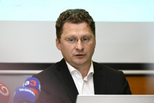 Visolajsk&yacute; kritizoval, že s&uacute;kromn&eacute; nemocnice dost&aacute;vaj&uacute; od poisťovn&iacute; vy&scaron;&scaron;ie &uacute;hrady za zdravotn&iacute;cke v&yacute;kony, ako tie &scaron;t&aacute;tne.