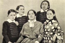 Spisovateľka mala &scaron;tyri deti &ndash; Hynka (najstar&scaron;&iacute; syn zomrel ako p&auml;tn&aacute;sťročn&yacute; na tuberkul&oacute;zu), Karla, Theodoru, Jaroslava. FOTO: Wikimedia Commons