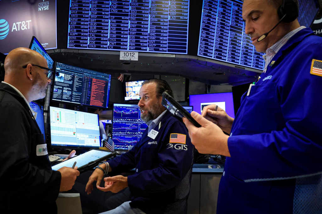 Finančn&eacute; trhy s&uacute; k investorom v poslednom obdob&iacute; &scaron;tedr&eacute;. FOTO: Reuters