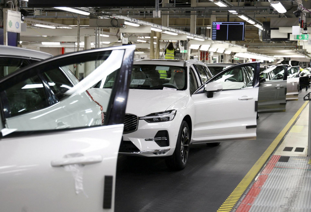 Na sn&iacute;mke je pripravovan&aacute; vlajkov&aacute; loď spoločnosti Volvo Cars, stredne veľk&eacute; elektrick&eacute; SUV Volvo EX60. Model zi&scaron;iel tento rok na jar z mont&aacute;žnej linky v G&ouml;teborgu. Na podobn&yacute; moment si modely z bud&uacute;cej fabriky Volva pri Ko&scaron;iciach musia e&scaron;te počkať.

FOTO: REUTERS