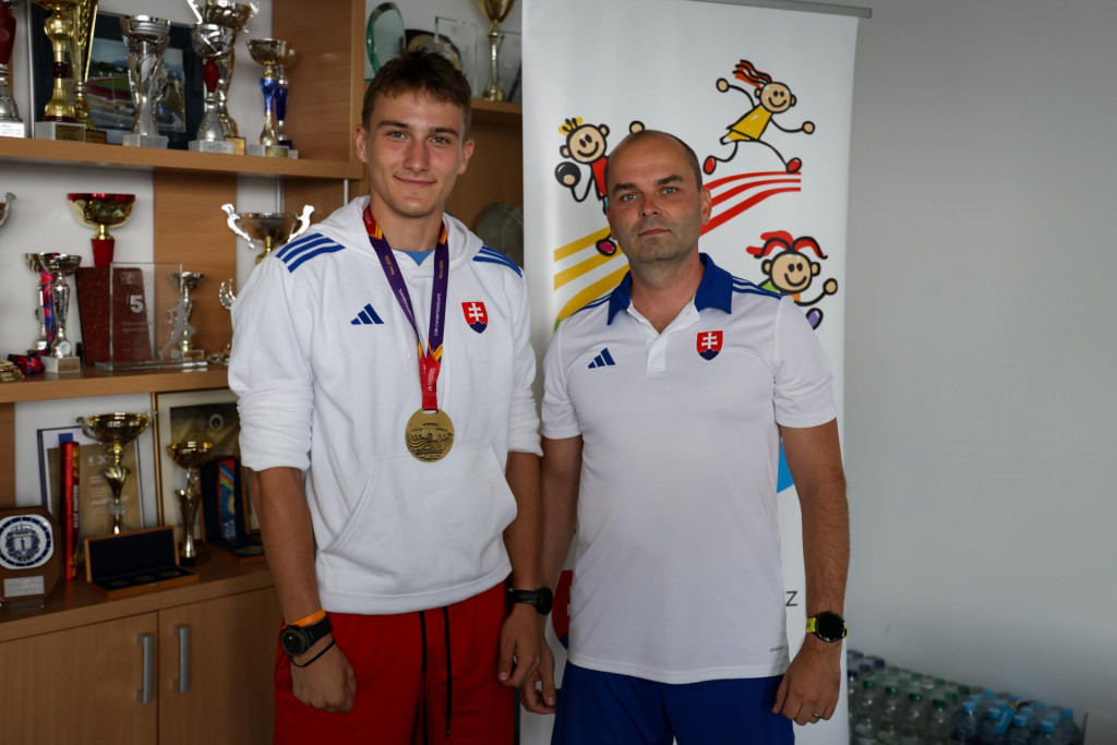 Na sn&iacute;mke slovensk&yacute; atl&eacute;t Sebastian Karp (vľavo) a tr&eacute;ner Norbert Pecze p&oacute;zuj&uacute; po n&aacute;vrate z Majstrovstiev Eur&oacute;py do 18 rokov v talianskom Rieti, kde z&iacute;skal zlat&uacute; medailu v behu na 400 m, v Bratislave v pondelok 20. j&uacute;la 2026. FOTO TASR - Pavol Zachar FOTO: Pavol Zachar