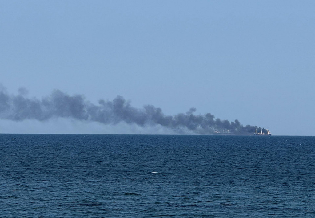 Dym st&uacute;pa z horiacej lode pri Odese na Ukrajine. FOTO: Reuters