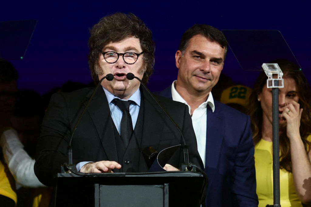 Argent&iacute;nsky prezident Javier Milei hovor&iacute; vedľa braz&iacute;lskeho sen&aacute;tora Flavia Bolsonara, ktor&yacute; m&aacute; byť vyhl&aacute;sen&yacute; za kandid&aacute;ta na prezidenta Braz&iacute;lie. FOTO: Reuters