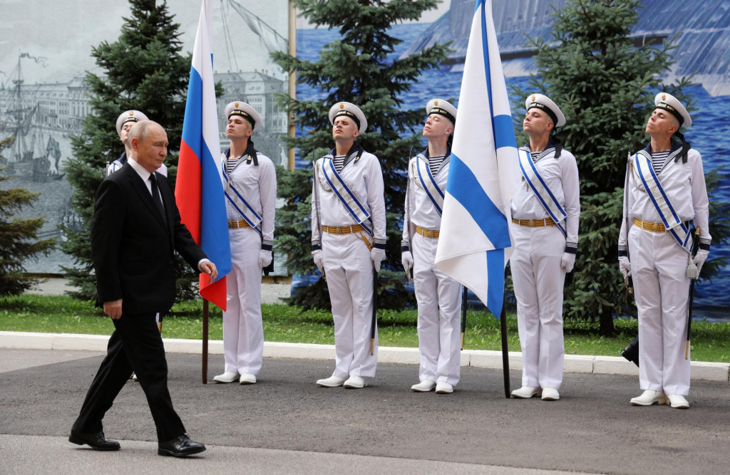 Rusk&yacute; prezident Vladimir Putin počas Dňa n&aacute;morn&iacute;ctva v Petrohrade. FOTO: Reuters