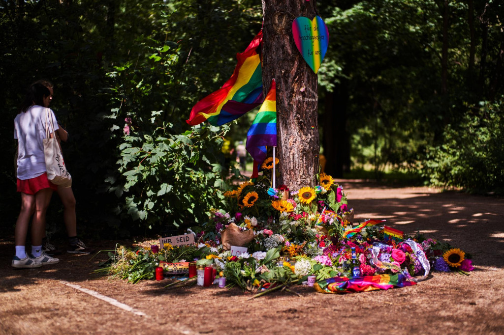 Kvety a d&uacute;hov&eacute; vlajky s&uacute; položen&eacute; na pietnom mieste po sobotňaj&scaron;om &uacute;toku na pochode za pr&aacute;va komunity LGBT+ v Berl&iacute;ne. FOTO: TASR/AP