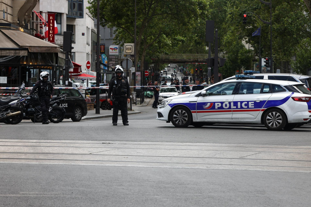 Pol&iacute;cia stoj&iacute; na str&aacute;ži pri uzavretej oblasti po &uacute;toku nožom neďaleko Porte de Clichy v Par&iacute;ži. FOTO: Reuters