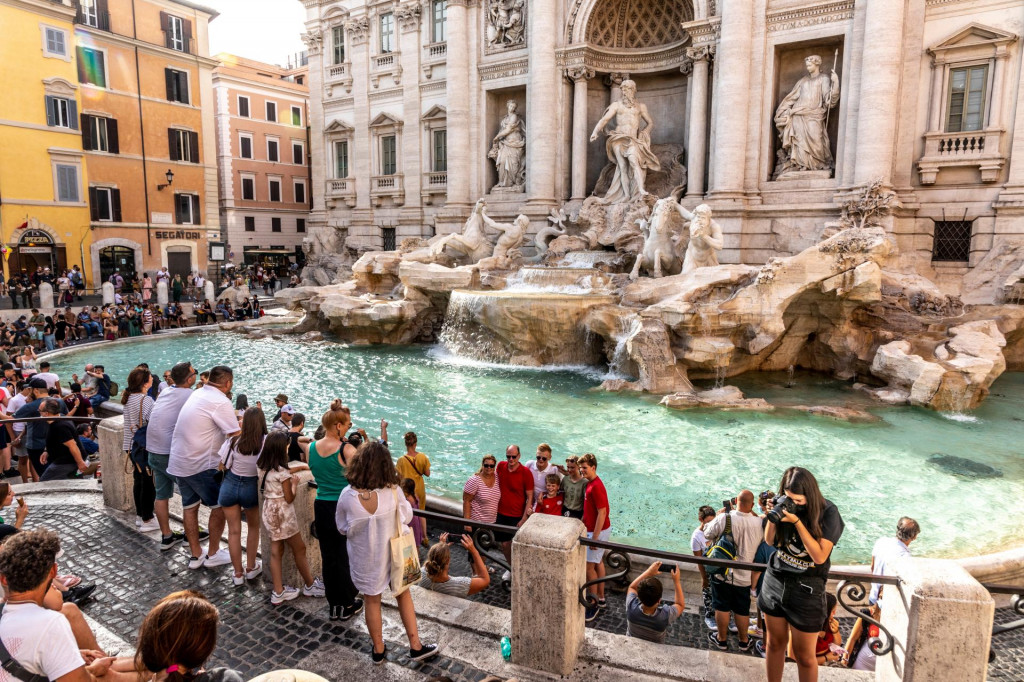 Do fotn&aacute;ny di Trevi v R&iacute;me vhodia turisti denne okolo tritis&iacute;c eur. FOTO: Shutterstock